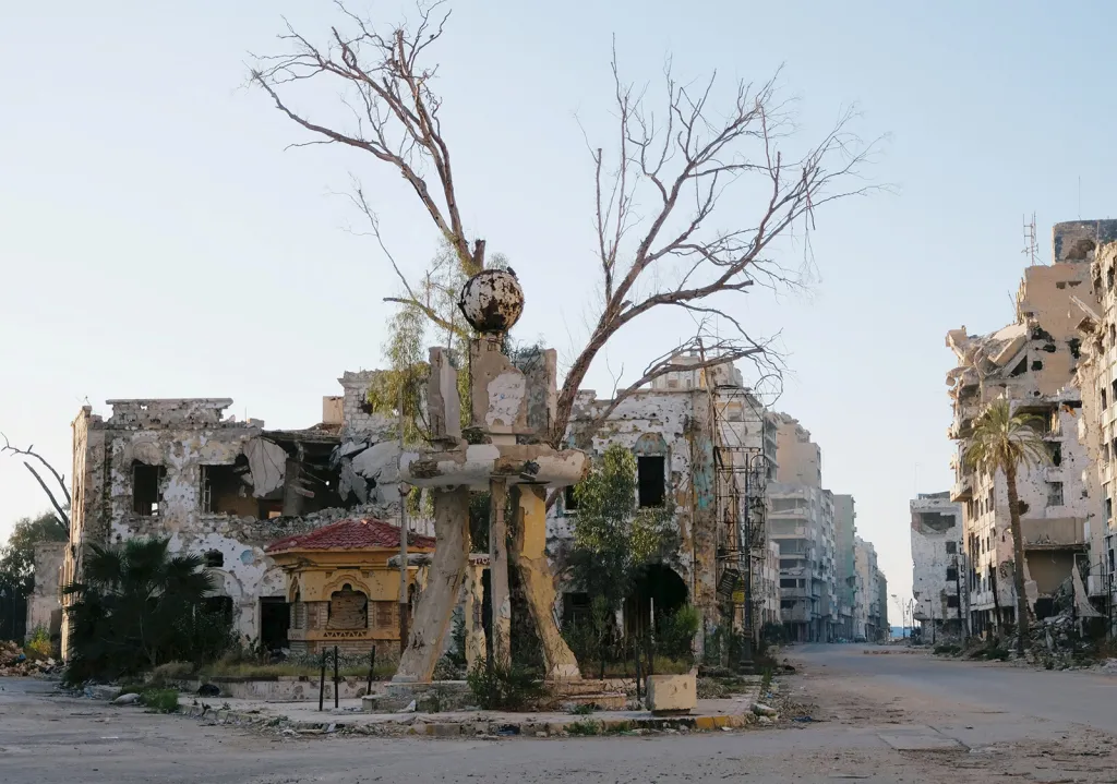 Pohled na budovy zničené válkou, v blízkosti oblíbeného trhu Souk al-Jureid v centru Benghází v Libyi
