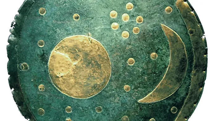 Bronzový Disk z Nebry (Německo) z období 1600 let př. n. l. ukazuje skupinku sedmi hvězd - Plejády