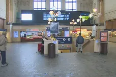 Některé prodejny v budově brněnského hlavního nádraží musely zavřít. Kvůli výluce jim chybí zákazníci