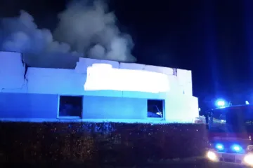 Na Semilsku hořela výrobní a skladovací hala. Zasahovali hasiči ze dvou krajů 