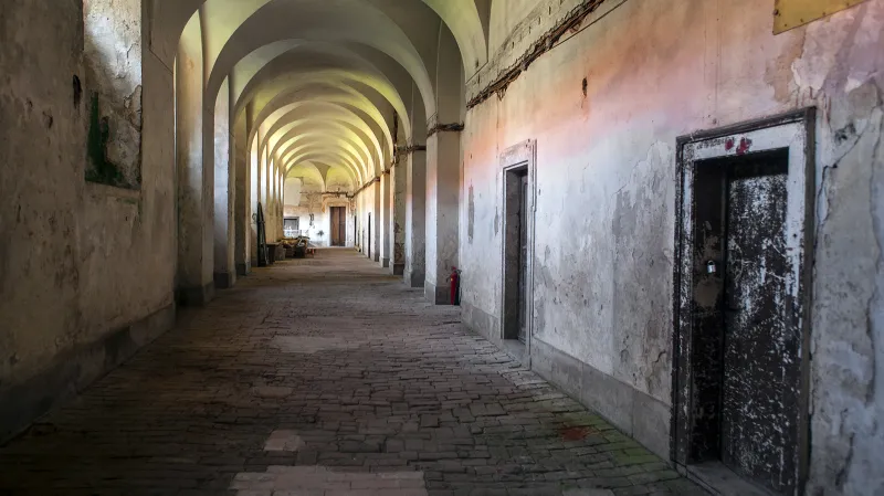 Ani interiér kláštera ještě není zcela opravený. Klášteru uškodily vybetonované podlahy po celém přízemí. Ty nejnověji odkryté schnou už dva roky. Beton bránil odpařování vlhkosti, která všechna odcházela do zdí kláštera.