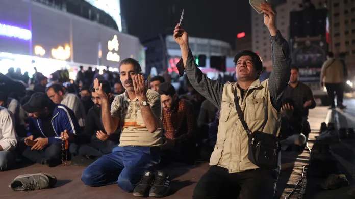Íránci se v ulicích Teheránu modlí za svého prezidenta