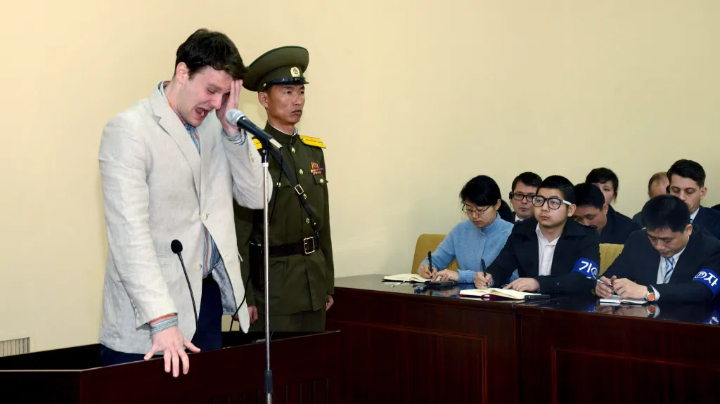 Americký student Otto Warmbier u severokorejského soudu
