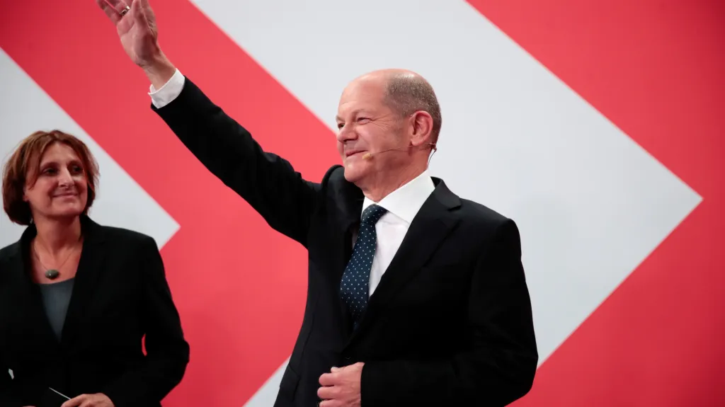 Olaf Scholz zdraví své příznivce ve volebním štábu