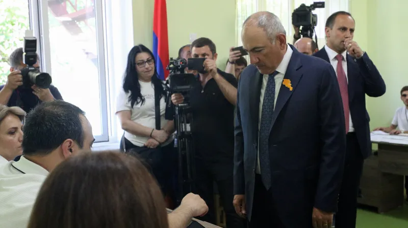 Arménský premiér Nikola Pašinjan ve volební místnosti v Jerevanu