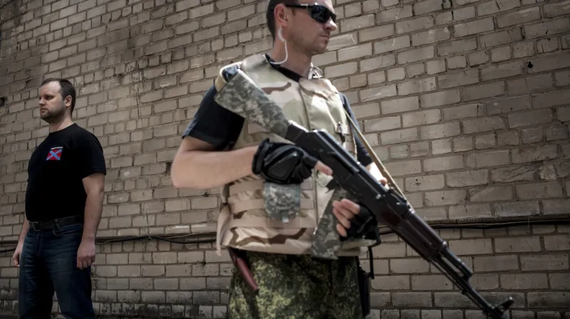 Pavel Gubarev (vlevo) s proruským separatistou