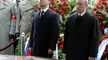 Dmitrij Medvěděv a Vladimir Putin u rakve Viktora Černomyrdina