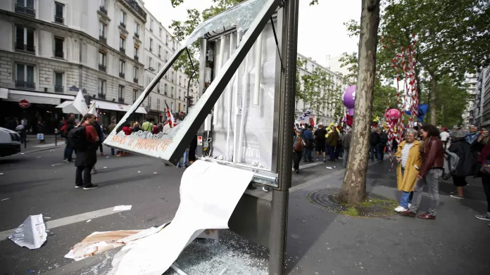 Pařížská vývěska poškozená během protestů proti zákoníku práce