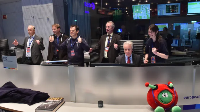 Radost v řídícím centru ESA po přistání sondy na kometě