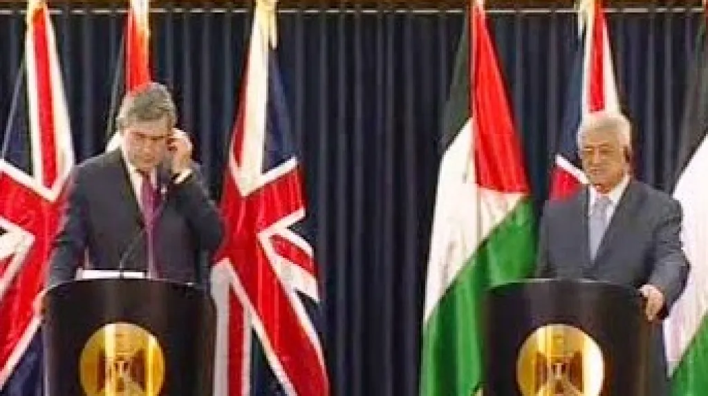 Gordon Brown a Mahmúd Abbás