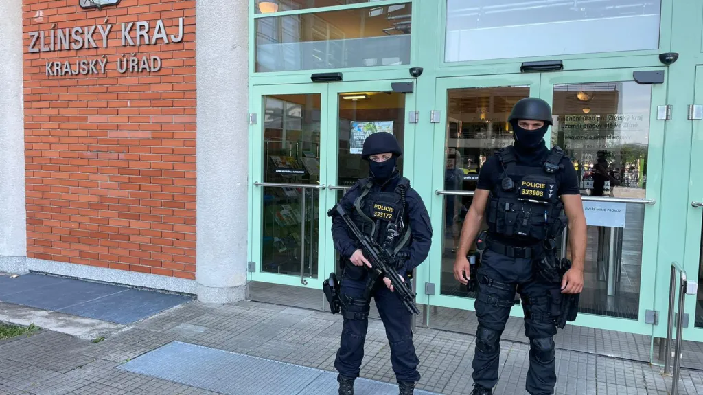 Policie při zásahu na krajském úřadě ve Zlíně