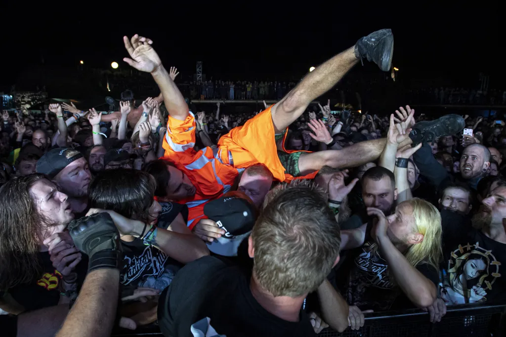 Na fotografii jsou fanoušci australské kapely Parkway Drive