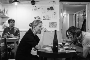 Sirotci v bytovém divadle: tíseň uvnitř, zrůdy venku