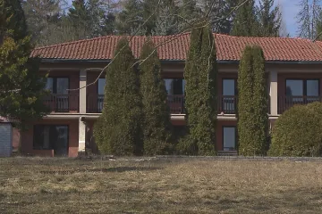 Putinova kancelář vlastní luxusní komplex v Jevanech. Úřady zkoumají majetek ruského státu v Česku