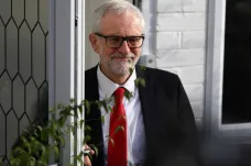Corbyn odolává tlaku a po volebním debaklu odmítá okamžitě rezignovat