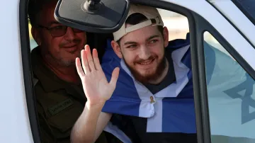 Rukojmí Hamásu Bar Abraham Kuperštejn při návratu do Izraele