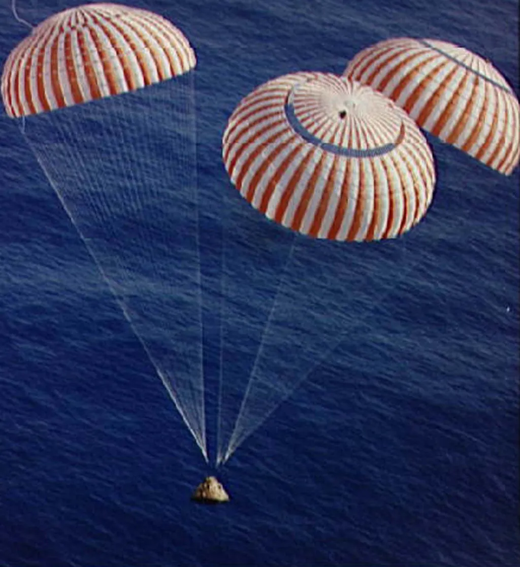 Přistání velitelského modulu v Tichém oceánu 19. prosince 1972