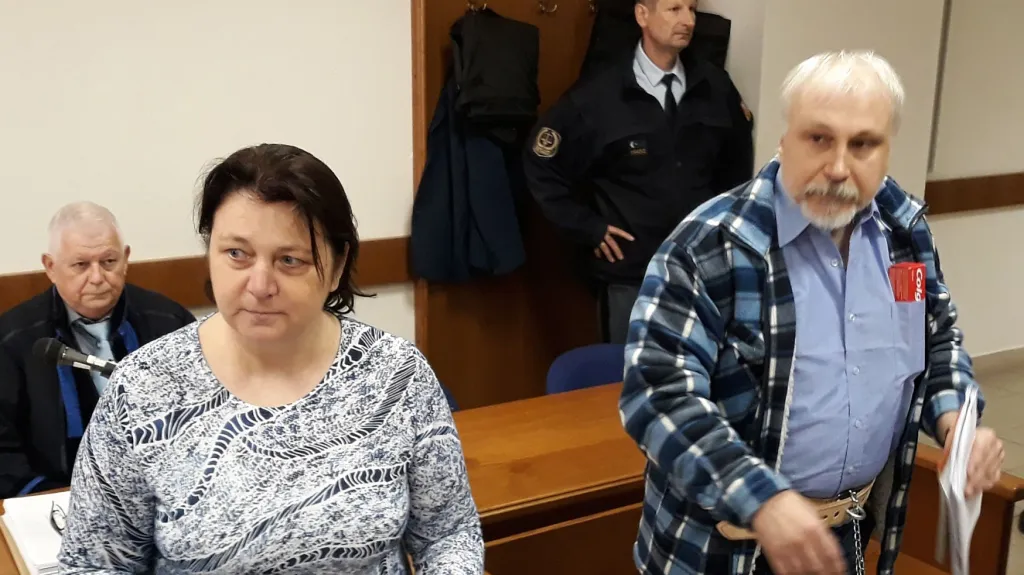 Manželé Hana a Vojtěch Blatní před soudem