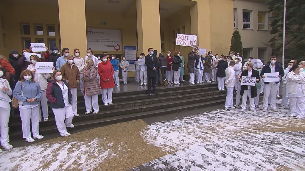 Část zaměstnanců nemocnice v Třinci protestuje proti odvolání ředitele