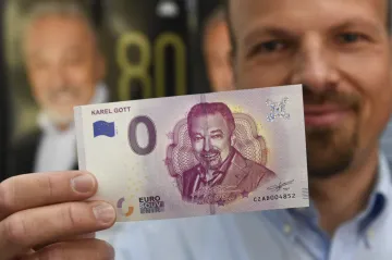 Limitované bankovky s podobiznou Karla Gotta fanoušci vykoupili za pár hodin. Někdo strávil ve frontě i tři dny