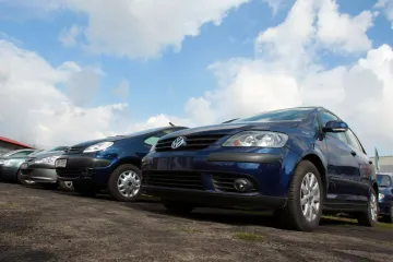 Ojeté vozy je třeba prověřovat, nabádají experti. Často jsou nabourané
