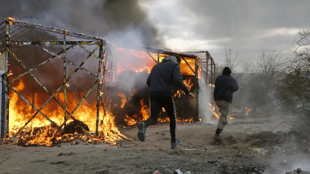 Střety při vyklízení uprchlické kolonie v Calais
