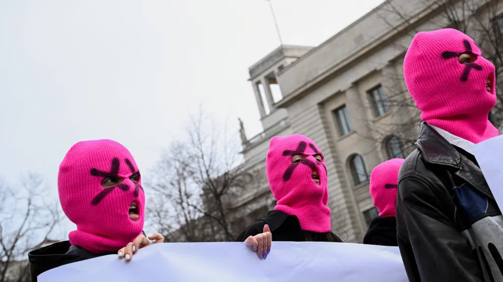Členky Pussy Riot protestují před ruským velvyslanectvím v Berlíně po smrti ruského opozičníka Alexeje Navalného