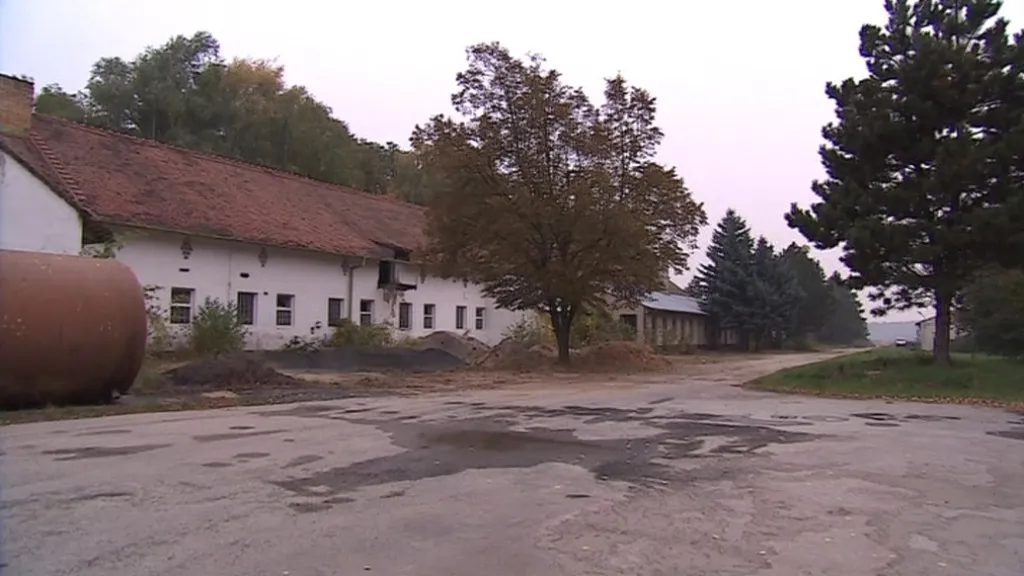 Chátrající zemědělský areál