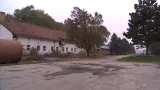 Chátrající zemědělský areál