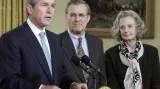 George Bush při jedné z prvních tiskovek v Bílém domě uvádí do úřadu ministra obrany Donalda Rumsfelda