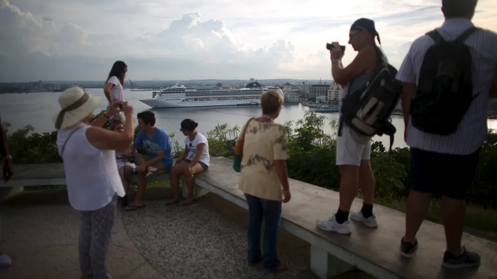 Turisté hledí na havanský přístav