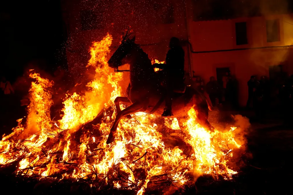 Koně skáčou přes oheň již 500 let