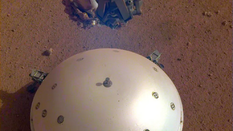 Seismometr je pod tímto krytem