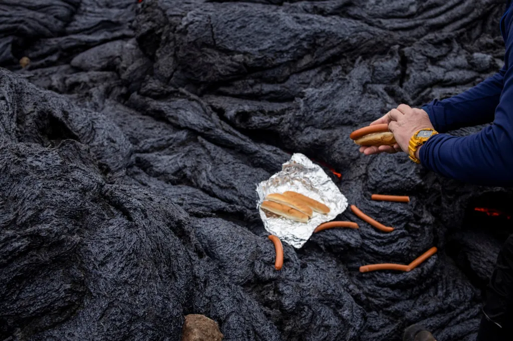 Je libo párky na lávě? Erupce sopky kousek od Reykjavíku přilákaly do oblasti mnoho turistů. Ti neváhali využít unikající teplo k ohřevu potravin. Místní policisté ale upozorňují, že jde o činnost nebezpečnou. Není jasné zda se nemůže uvolnit spodní proud lávy a dojít k následnému propadu turistů do žhavého ložiska