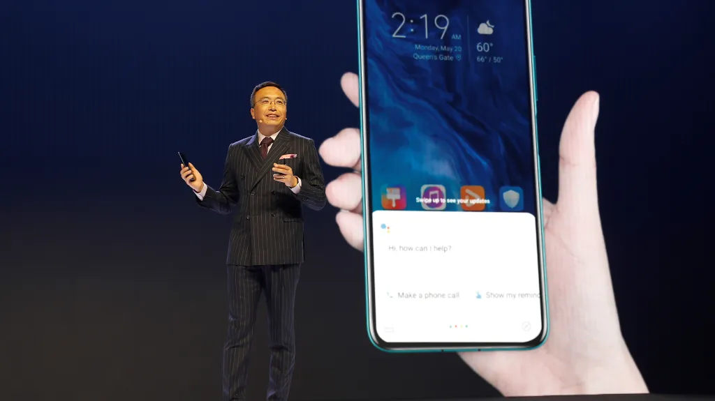 Jeden z manažerů Huawei George Zhao na prezentaci v Londýně