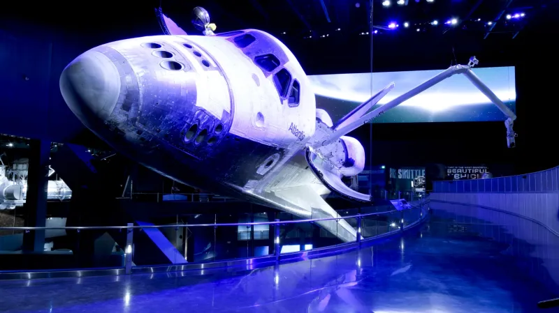 Raketoplán Atlantis jako hlavní exponát výstavy v Kennedyho vesmírném středisku na Floridě