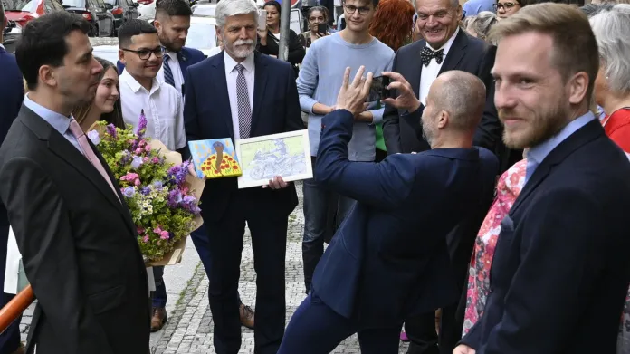 Prezident Petr Pavel před ZŠ Cumburkova, kde zahájil oficiální návštěvu hlavního města