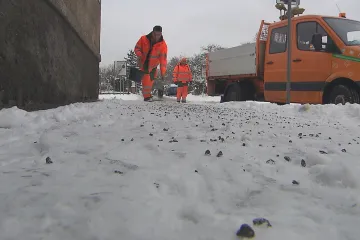 Na zledovatělých chodnících hrozí úrazy, poranění lidé mohou žádat náhradu škody u správců komunikací