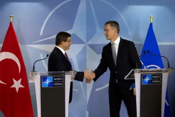 Turecký premiér: Dokud budou v Sýrii útočit dvě koalice, hrozí další sestřely letadel