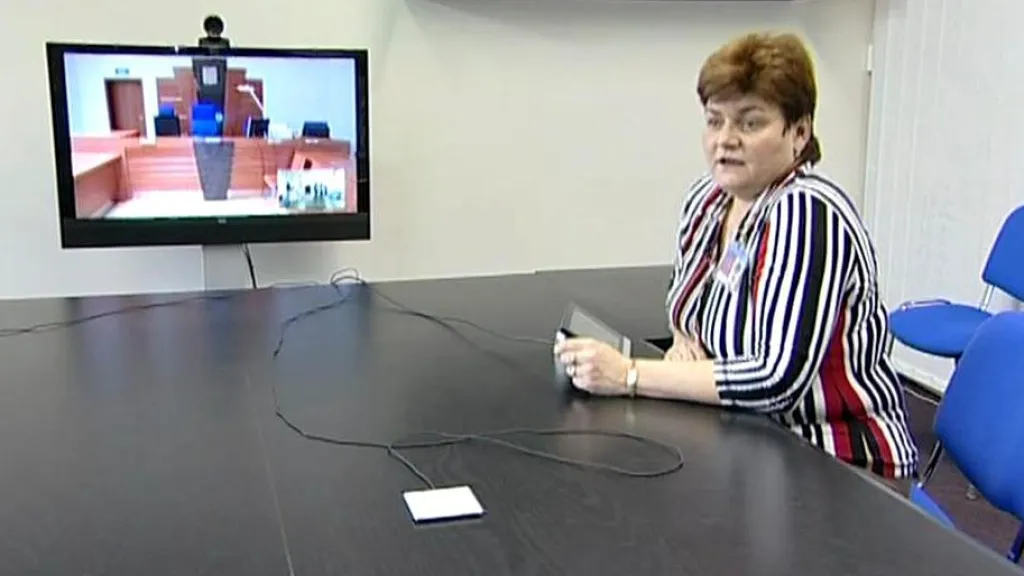 Videokonference mezi věznicí a soudní síní