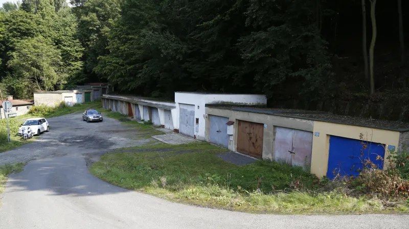 Garáže v ústeckém Střekově. V jedné z nich únosce děti držel