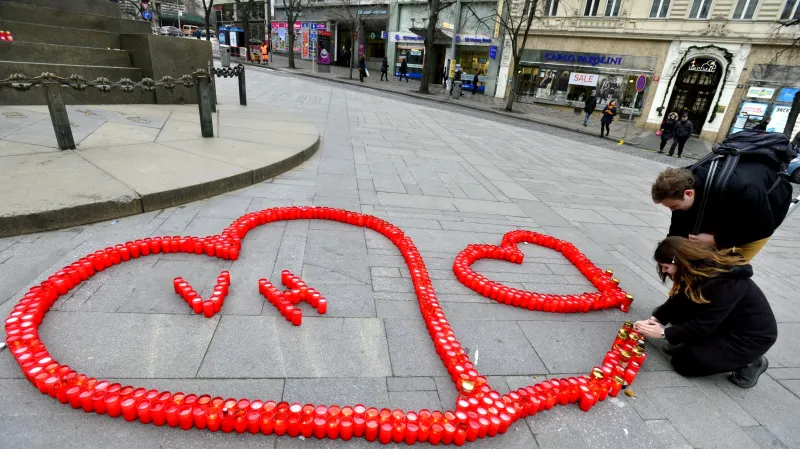 Lidé si na Václavském náměstí v Praze připomínají výročí úmrtí Václava Havla