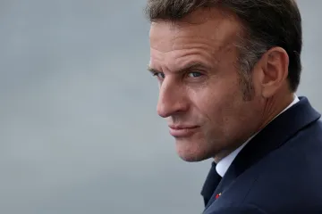 Macron chce jmenovat nového premiéra do 48 hodin, oznámil Elysejský palác