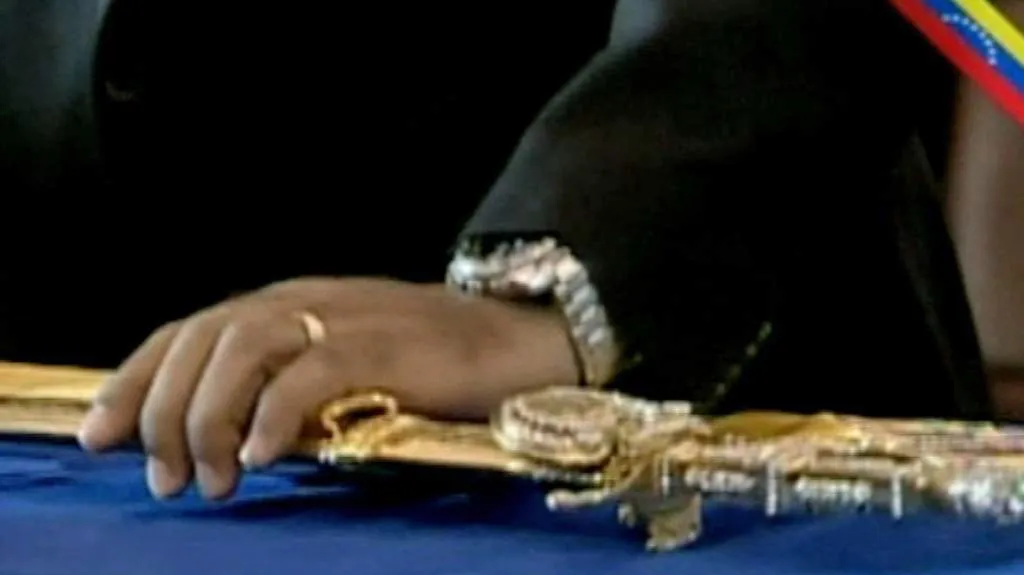 Bolívarův meč na Chávezově rakvi