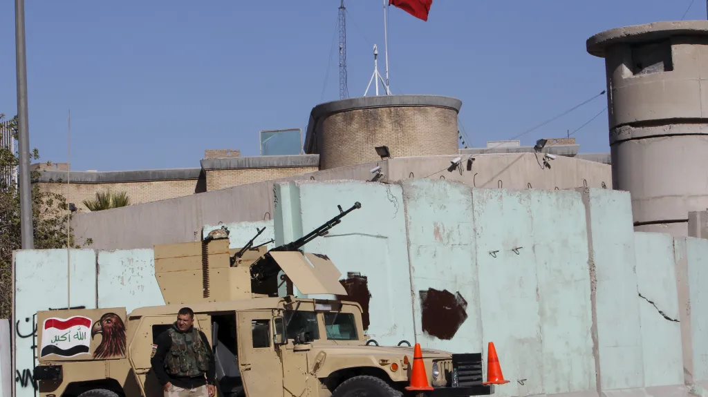 Irácké ozbrojené síly před tureckou ambasádou v Bagdádu