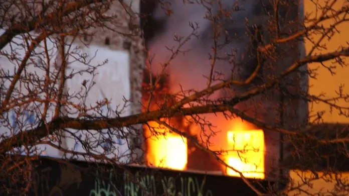 V Krnově hoří budova bývalé textilky Karnola