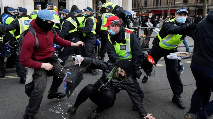 V Londýně došlo k potyčkám mezi policií a demonstrujícími