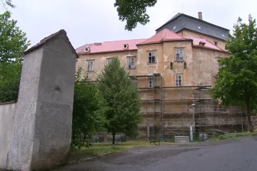Zámek Miroslav se po 20 letech dočkal oprav. Další takové štěstí nemají