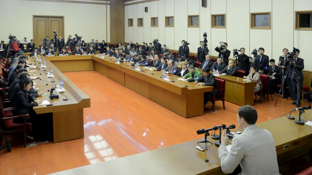 Otto Warmbier na lednové tiskové konferenci po svém zatčení