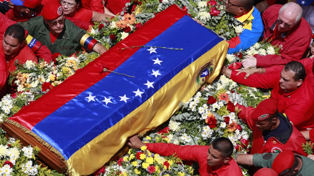 Rakev s ostatky Cháveze